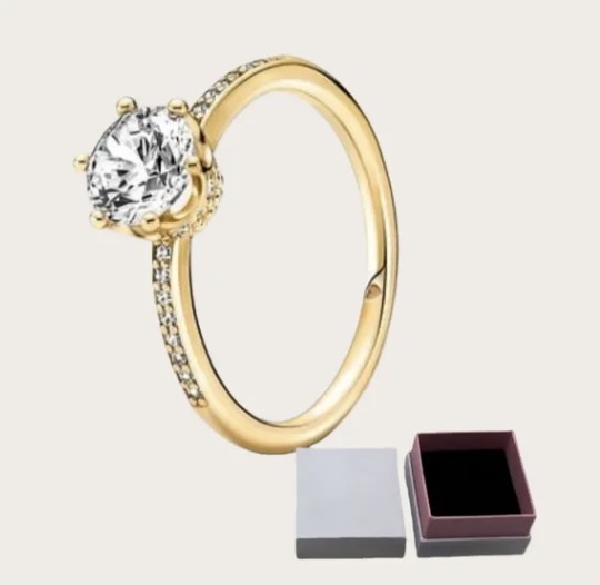Gold Round Solitaire